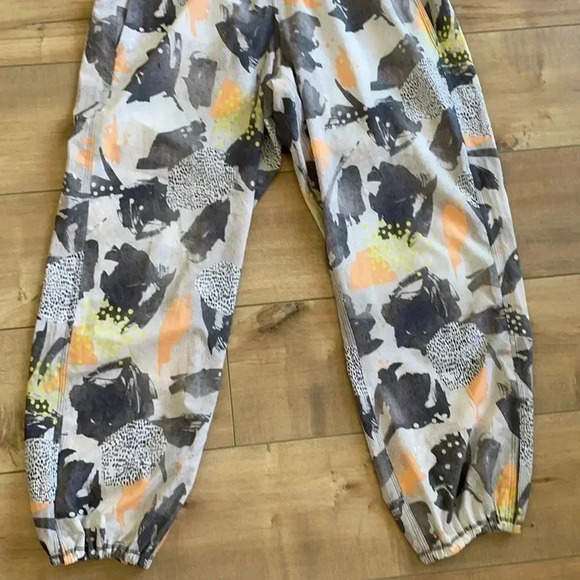 Lululemon Mini Art Pop White Multi Slate Om Crop Sz 6 - Picture 7 of 12